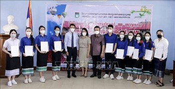 Trao 10 suất học bổng du học Việt Nam cho học sinh trường song ngữ Nguyễn Du tại Lào