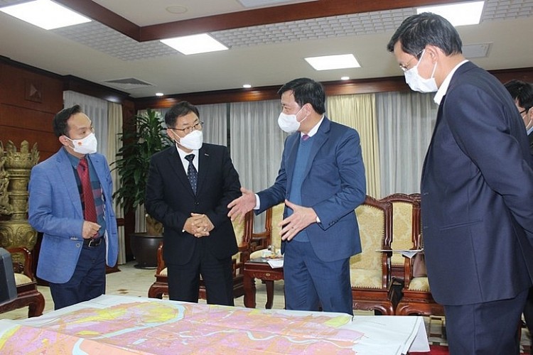 Đồng chí Phạm Xuân Thăng giới thiệu với ông Kim Ye Soo một số vị trí Hải Dương đang thu hút đầu tư. 