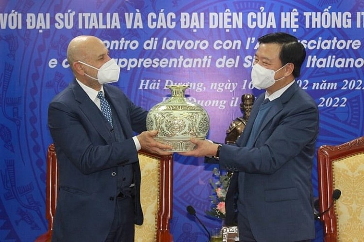Đồng chí Bí thư Tỉnh ủy Phạm Xuân Thăng tặng quà lưu niệm cho ngài Antonio Alessandro, Đại sứ Italia tại Việt Nam.
