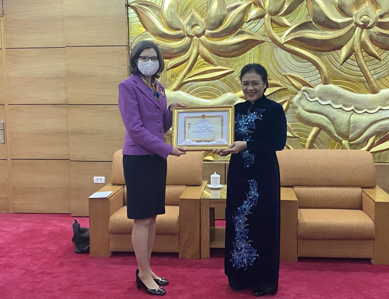 Chủ tịch VUFO Nguyễn Phương Nga trao Kỷ niệm chương “Vì hòa bình, hữu nghị giữa các dân tộc” tặng Đại sứ Deborah Paul.