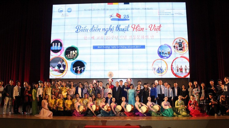 Các đại biểu chụp ảnh lưu niệm tại Chương trình giao lưu biểu diễn nghệ thuật truyền thống Việt Nam - Hàn Quốc năm 2017 nhân kỷ niệm 25 năm Ngày thiết lập quan hệ ngoại giao Việt Nam - Hàn Quốc