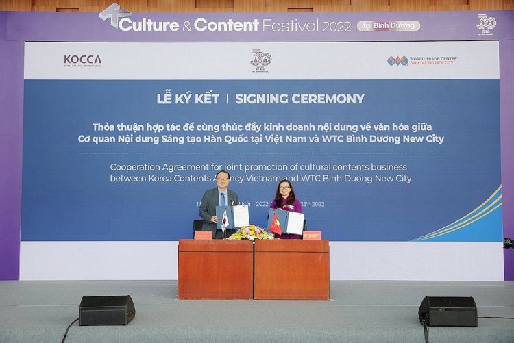 Bà Huỳnh Đinh Thái Linh – Giám đốc WTC TPM Bình Dương và ông Jin Young Soek – Giám Đốc Trung tâm Văn hóa Hàn Quốc tại Việt Nam ký kết thỏa thuận hợp tác để cùng thúc đẩy kinh doanh nội dung về văn hóa.