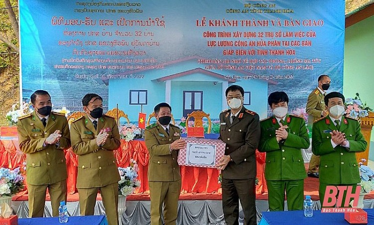 Công an tỉnh Thanh Hoá phối hợp với Công an tỉnh Hủa Phăn đã khánh thành và bàn giao 32 trụ sở làm việc cho Công an các bản giáp biên thuộc tỉnh Hủa Phăn.
