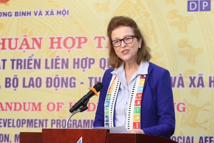 Bà Caitlin Wiesen, Đại diện thường trú của UNDP tại Việt Nam hoan nghênh Việt Nam quyết định đầu tư Chương trình mục tiêu quốc gia.