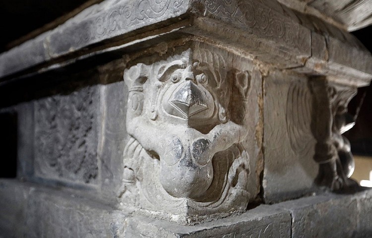 Trang trí hình chim thần Garuda trên bệ tượng.