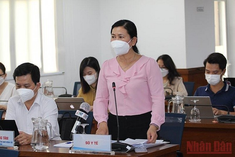 Đại diện Sở y tế TP Hồ Chí Minh trả lời câu hỏi của phóng viên tại buổi họp báo.