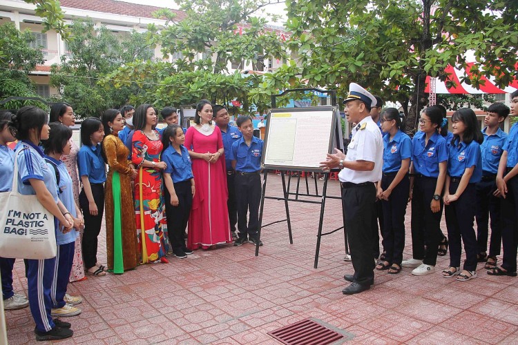 Học sinh nghe giới thiệu về chủ quyền biển đảo trong triển lãm số diễn ra ở Trường THPT Hà Huy Tập vào năm 2020.