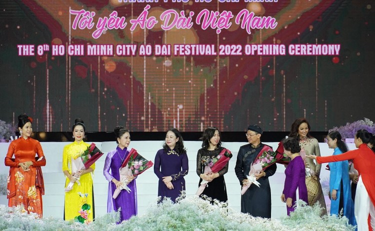 Ban tổ chức tặng hoa cho các Đại sứ đồng hành cùng Lễ hội áo dài Thành phố Hồ Chí Minh lần thứ 8 năm 2022.