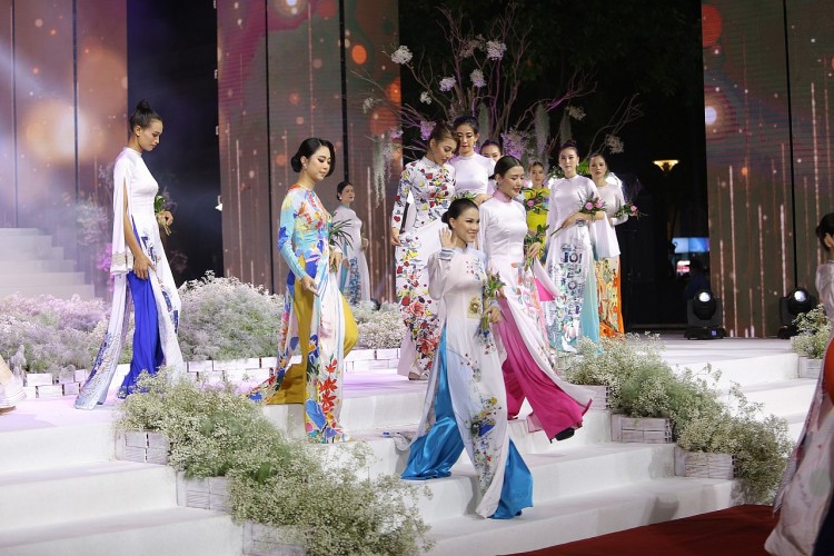 Các mẫu áo dài được thiết kế cách điệu sáng tạo, mang tính nghệ thuật nhưng vẫn giữ nguyên vẹn giá trị truyền thống của áo dài Việt Nam.