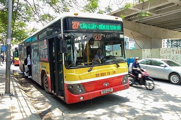 Các tuyến buýt kế cận Hà Nội giảm tần suất vì khách đi lại thưa vắng.