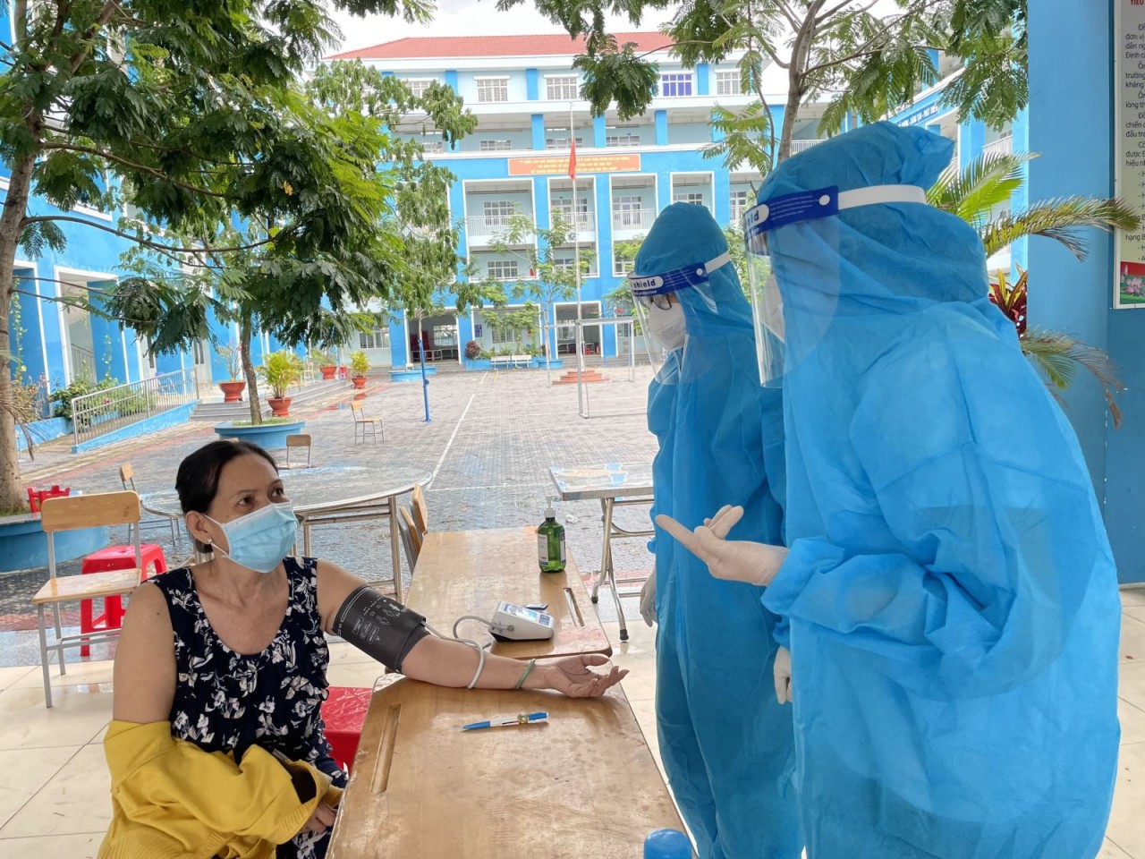 Thành phố Hồ Chí Minh sẽ tiêm vắc xin ngừa Covid-19 khẩn cho người có nguy cơ cao. ( Ảnh minh họa )