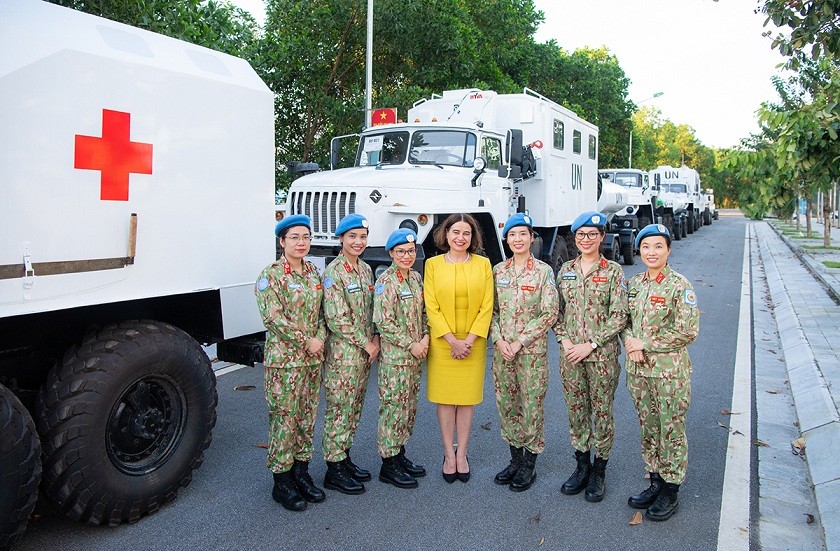 Đại sứ Robyn Mudie (áo vàng) chụp ảnh cùng các nữ sĩ quan gìn giữ hòa bình Việt Nam.