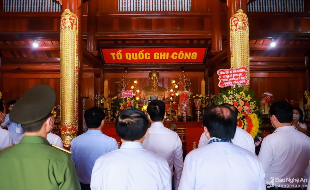 Đồng chí Võ Văn Thưởng và đoàn công tác dâng hoa, dâng hương tại Nghĩa trang liệt sỹ Việt - Lào