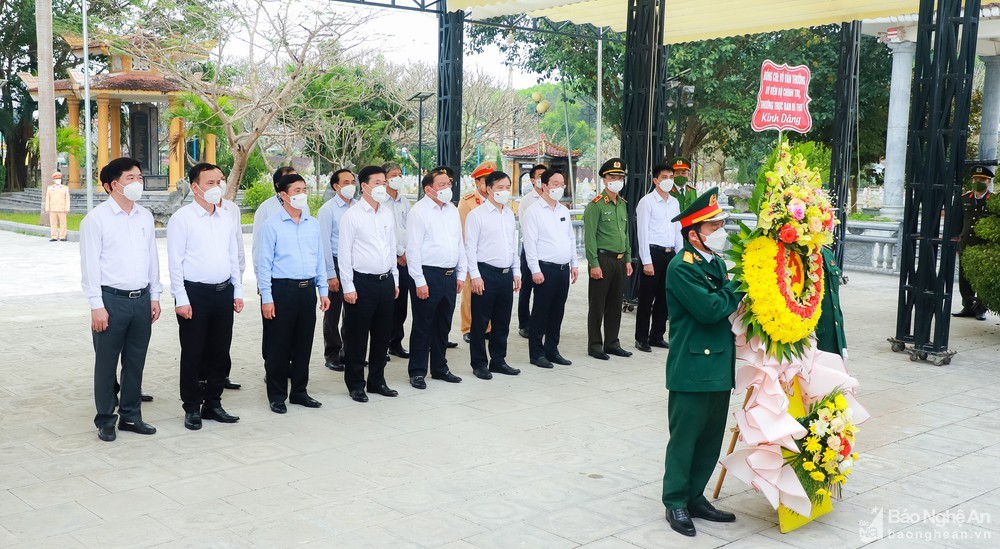 Đồng chí Võ Văn Thưởng và đoàn công tác dâng hoa, dâng hương tại Nghĩa trang liệt sỹ Việt - Lào