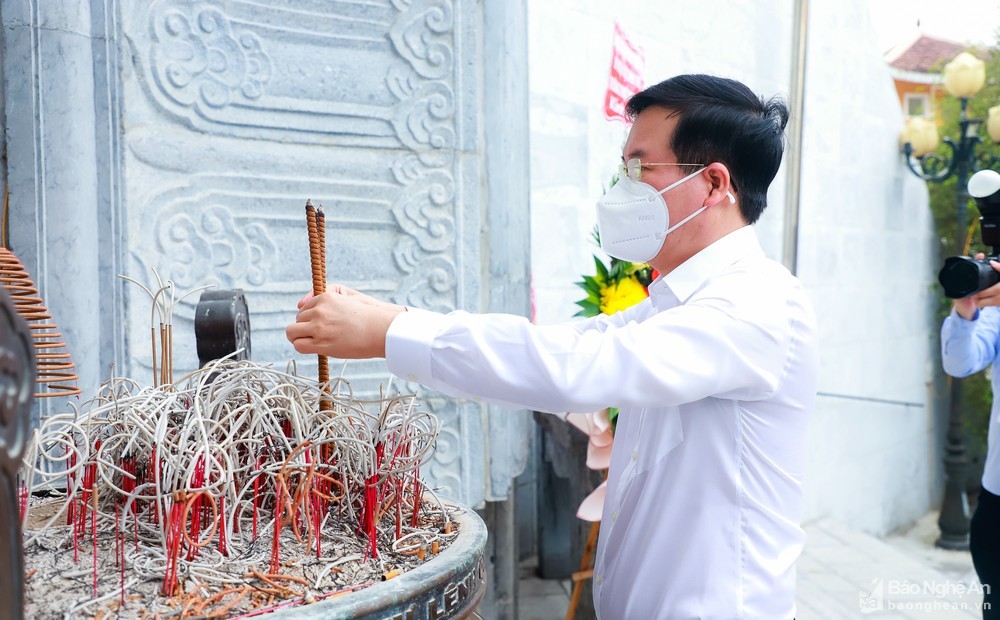 Đồng chí Võ Văn Thưởng và đoàn công tác dâng hoa, dâng hương tại Nghĩa trang liệt sỹ Việt - Lào