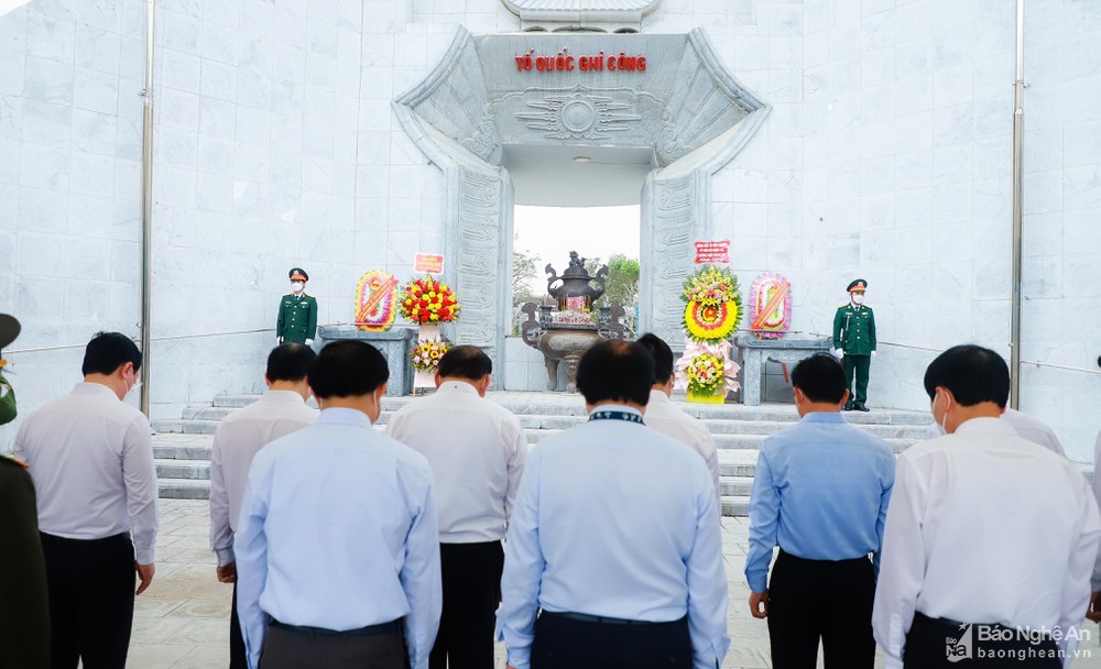 Đồng chí Võ Văn Thưởng và đoàn công tác dâng hoa, dâng hương tại Nghĩa trang liệt sỹ Việt - Lào