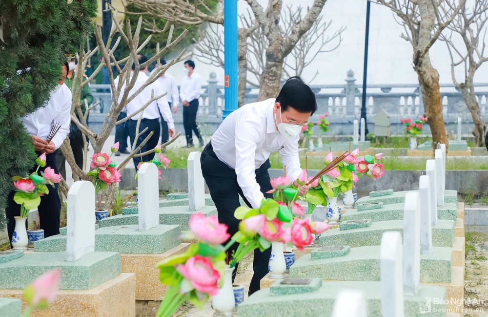 Đồng chí Võ Văn Thưởng và đoàn công tác dâng hoa, dâng hương tại Nghĩa trang liệt sỹ Việt - Lào