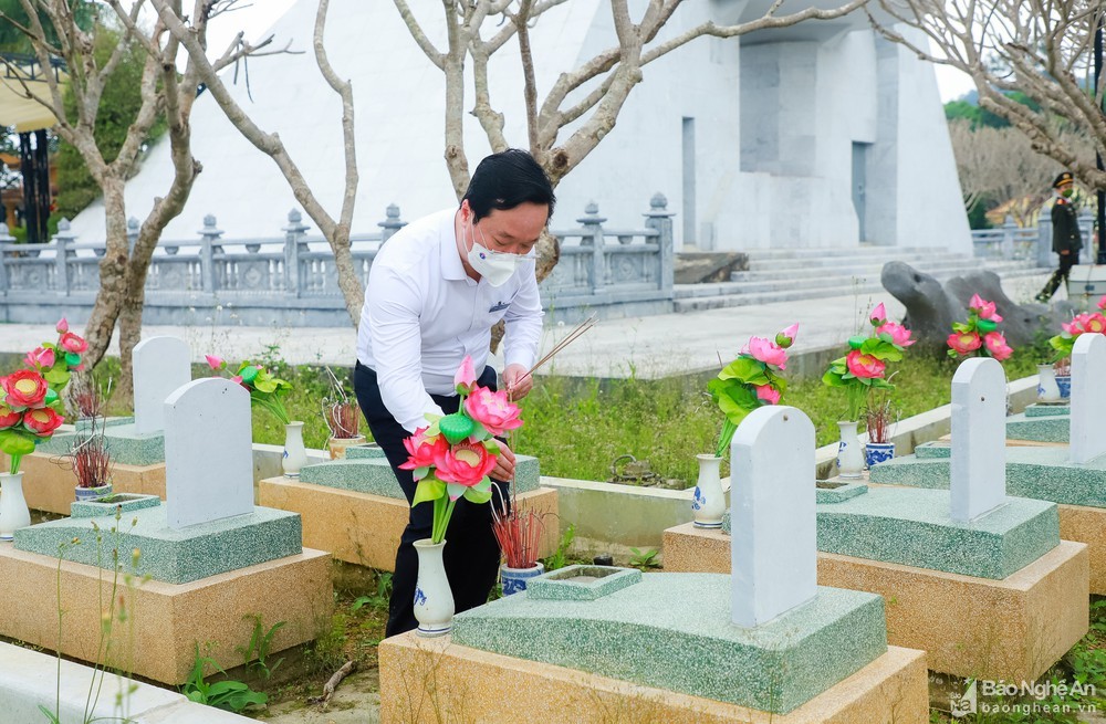 Đồng chí Võ Văn Thưởng và đoàn công tác dâng hoa, dâng hương tại Nghĩa trang liệt sỹ Việt - Lào