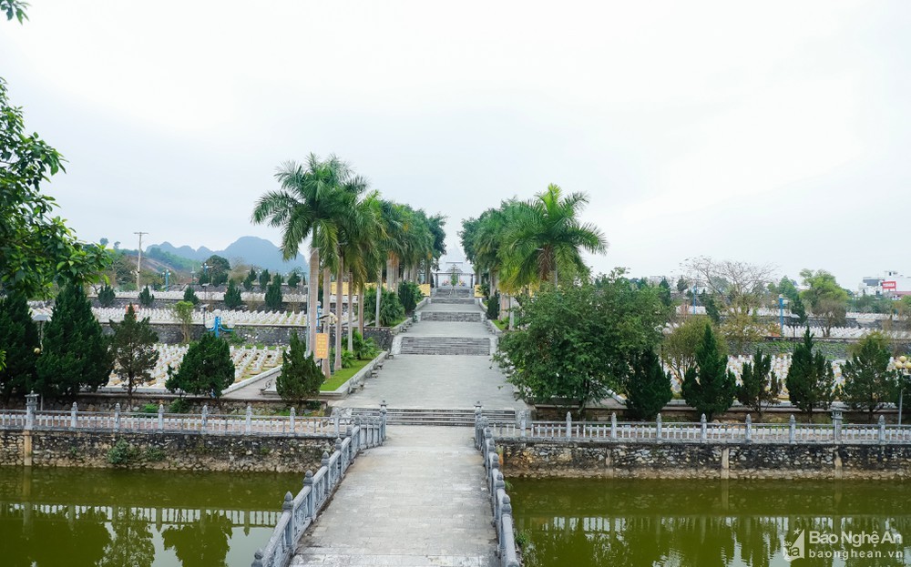 Đồng chí Võ Văn Thưởng và đoàn công tác dâng hoa, dâng hương tại Nghĩa trang liệt sỹ Việt - Lào