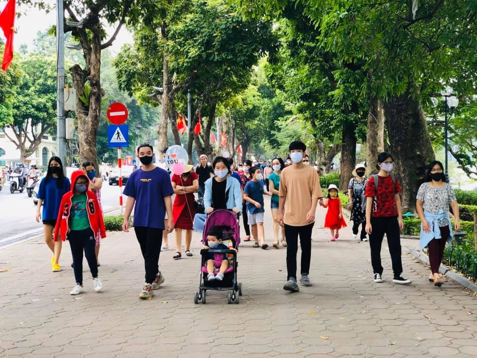 Phố đi bộ Hà Nội chính thức hoạt động trở lại sau thời gian đóng cửa phòng dịch.