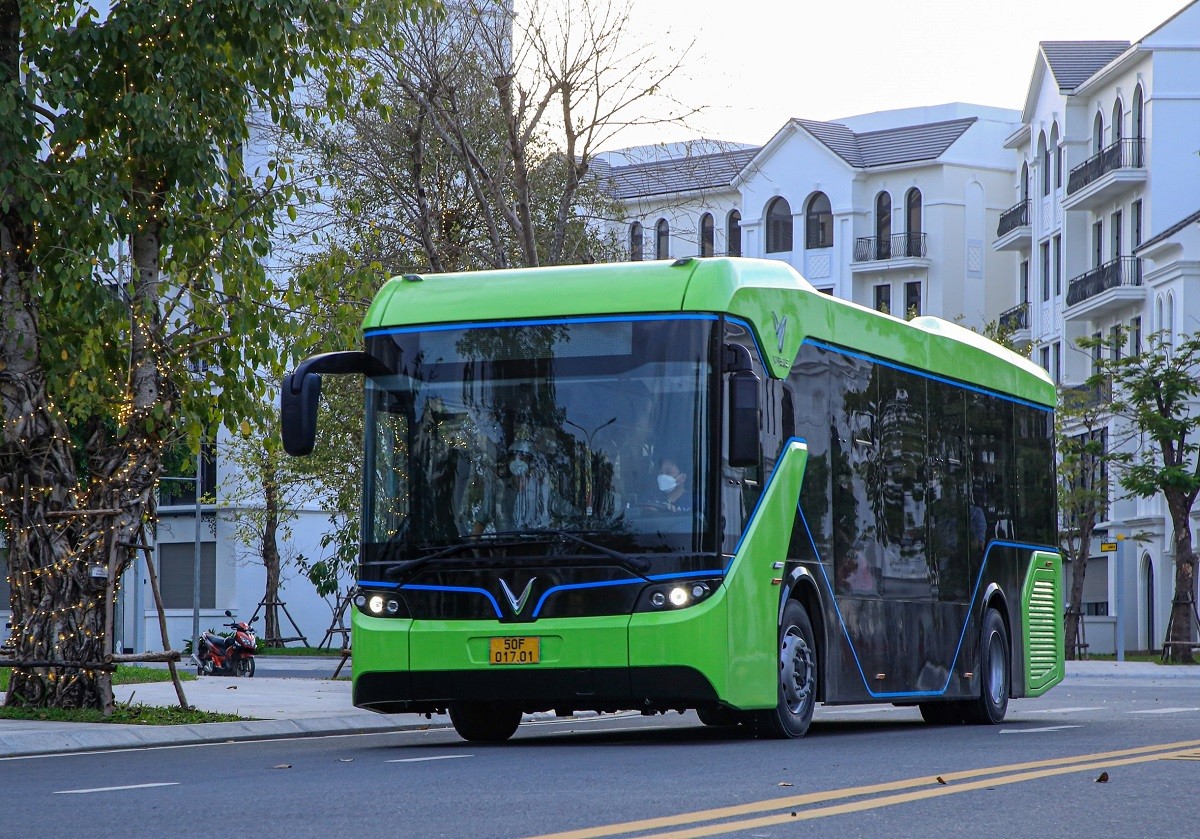 Vinhomes Grand Park sở hữu mạng lưới giao thông thuận tiện và linh hoạt, đặc biệt là tuyến xe buýt điện VinBus kết nối tới các trường đại học xung quanh.