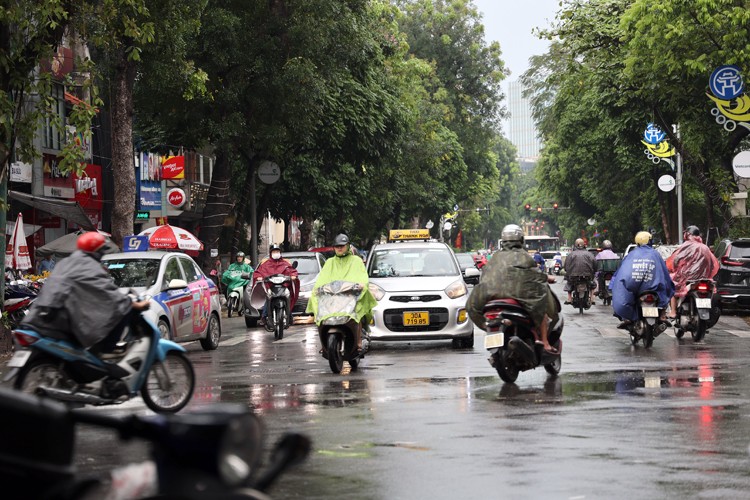 Thủ đô Hà Nội: nhiều mây, sáng và đêm có mưa nhỏ, mưa phùn và sương mù rải rác. 