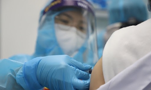Hà Nội hoàn thành tiêm mũi 3 vaccine ngừa Covid-19 vào 31/3. (Ảnh minh họa)