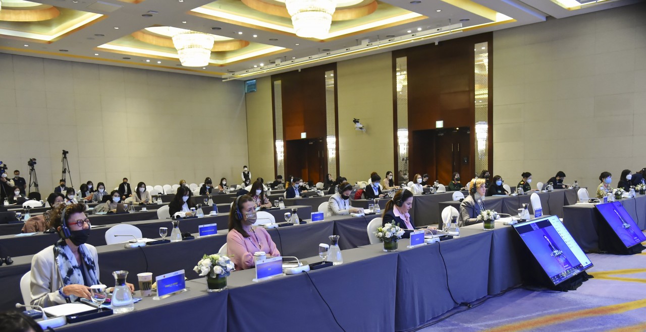 Hội thảo quốc tế hôm nay đã quy tụ các chuyên gia trong lĩnh vực Phụ nữ, Hòa bình và An ninh và hơn 100 đại biểu tới từ Quốc hội, các bộ, ngành Chính phủ Việt Nam, các cơ quan Liên Hợp Quốc và các tổ chức khác, dưới hình thức ngoại tuyến và trực tuyến.