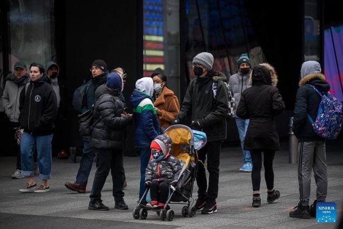 Người dân đi lại trên Quảng trường Thời Đại ở New York (Mỹ), ngày 28/3/2022. (Ảnh: Xinhua)