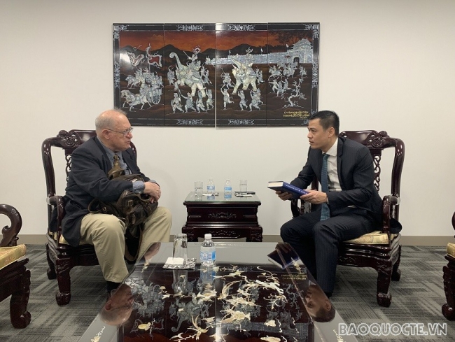 Đại sứ Đặng Hoàng Giang tiếp thân mật người bạn thân thiết của Việt Nam, ông John McAuliff
