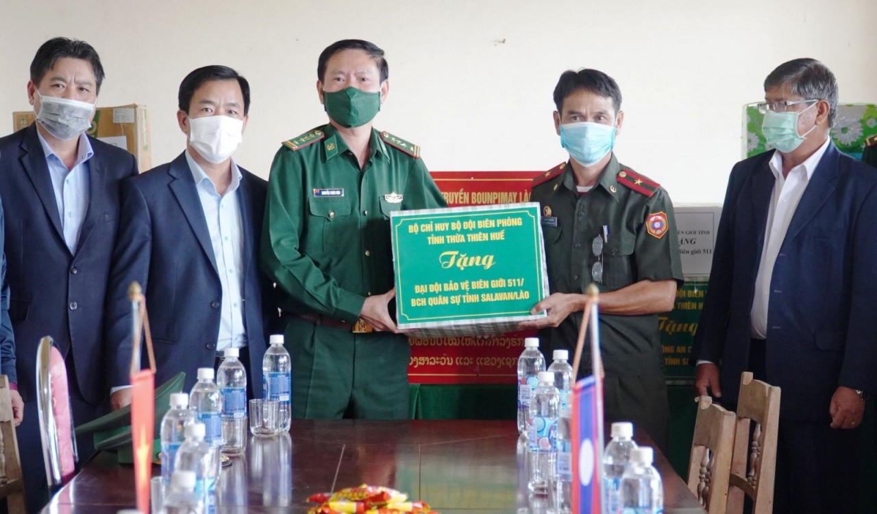 Dịp này, tỉnh Thừa Thiên Huế đã trao các phần quà gồm nhu yếu phẩm và vật tư y tế tặng lực lượng chức năng và nhân dân nước bạn Lào.