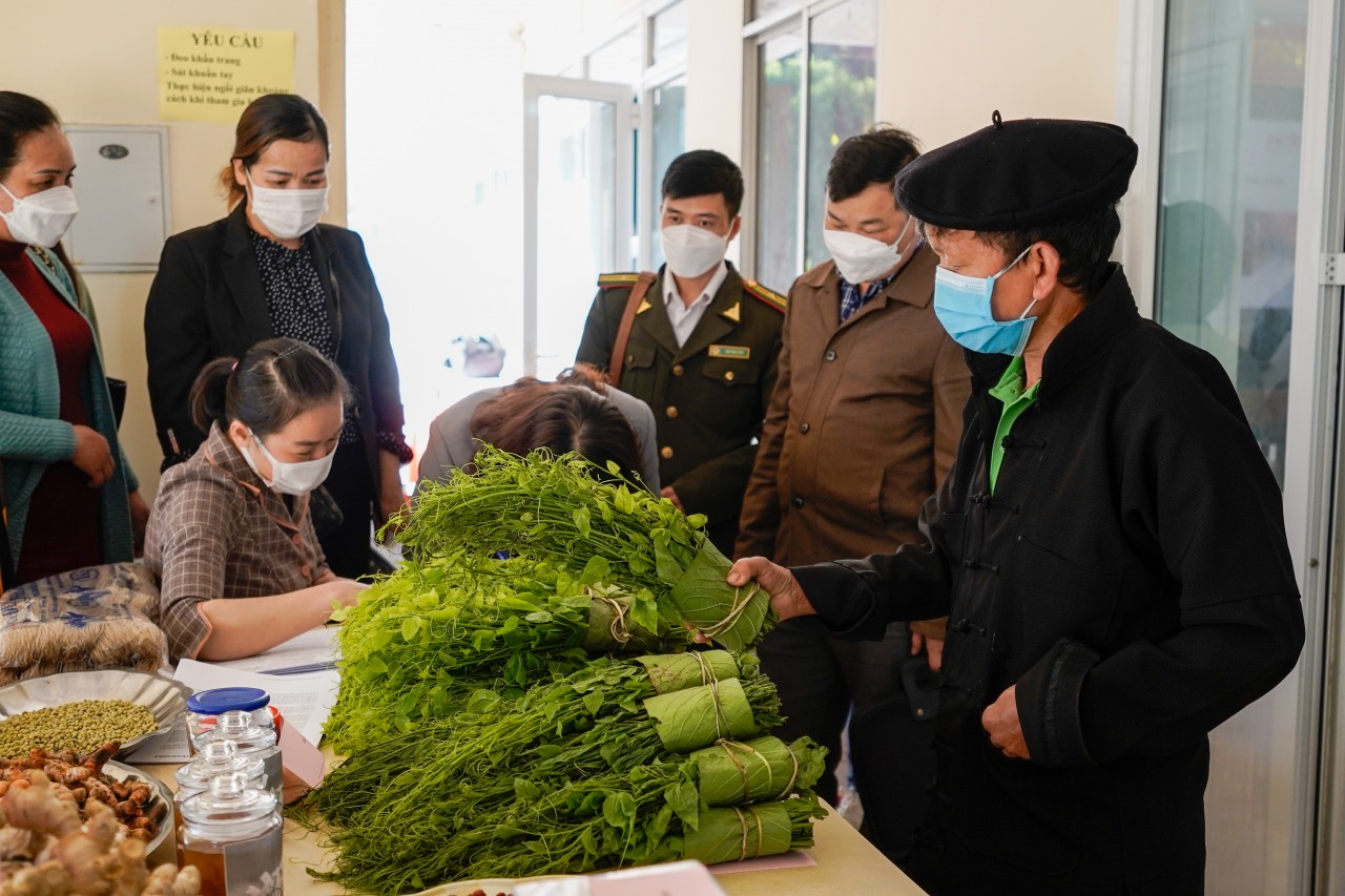 Người dân huyện Hà Quảng giới thiệu về các sản phẩm sinh kế bền vững hơn với các đại biểu tham dự Lễ Tổng kết và Bàn giao sau thời gian đào tạo trong các chương trình của AAV/AFV