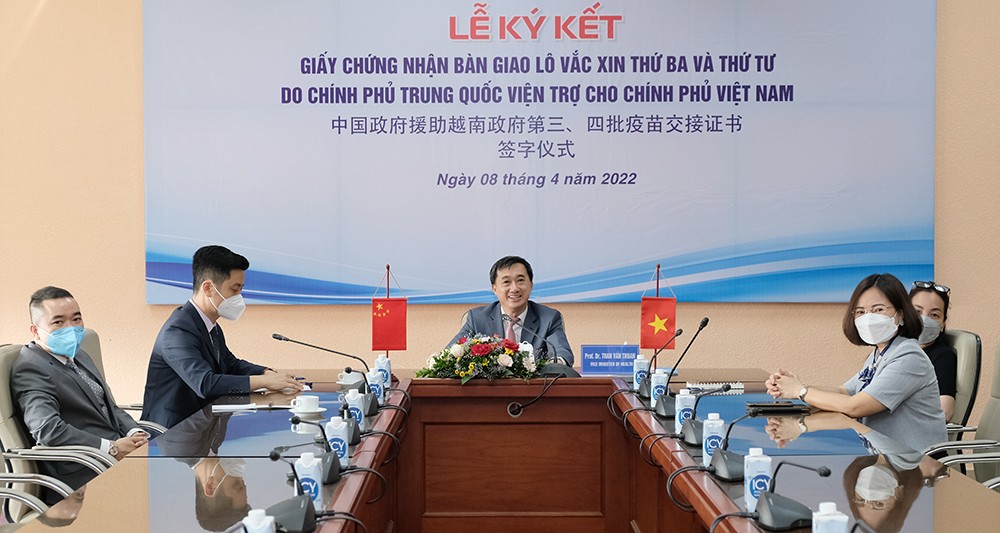 Thứ trưởng Bộ Y tế Trần Văn Thuấn chủ trì buổi lễ ký kết chứng nhận bàn giao lô vaccine phòng COVID-19 thứ 3 và thứ 4 do Chính phủ Trung Quốc viện trợ tại điểm cầu Bộ Y tế . (Ảnh: Trần Minh)