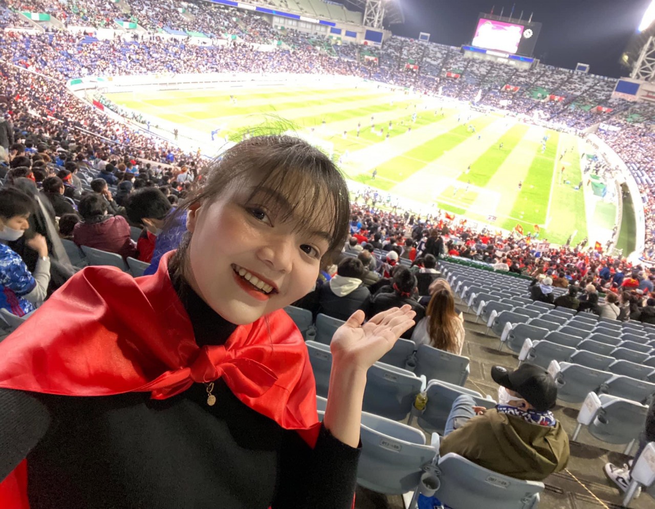 Hình ảnh Kim Tiên hạnh phúc khi thấy màu cờ sắc áo của dân tộc mình ở nước bạn.