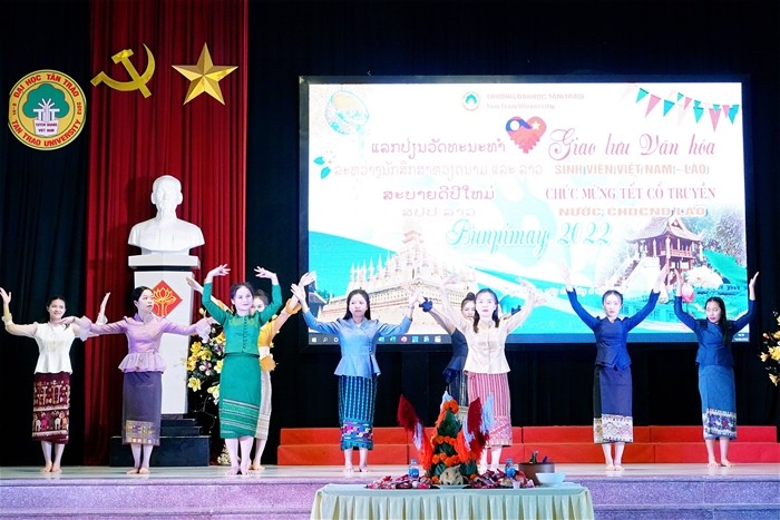 Sinh viên hai nước Việt Nam - Lào rạng rỡ trong các tiết mục văn nghệ mừng Tết cổ truyền Bunpimay.