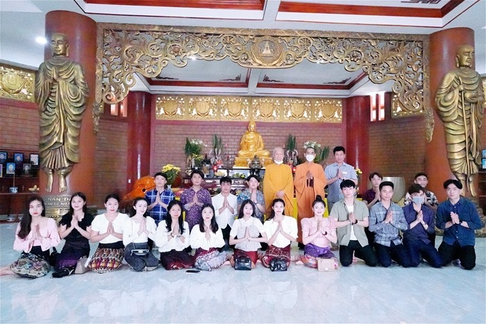 TS. Trần Quang Huy, Trưởng Phòng Quản lý sinh viên đưa các bạn sinh viên Lào tới thăm và cầu bình an tại Thiền viện Trúc lâm Chính pháp Tuyên Quang.