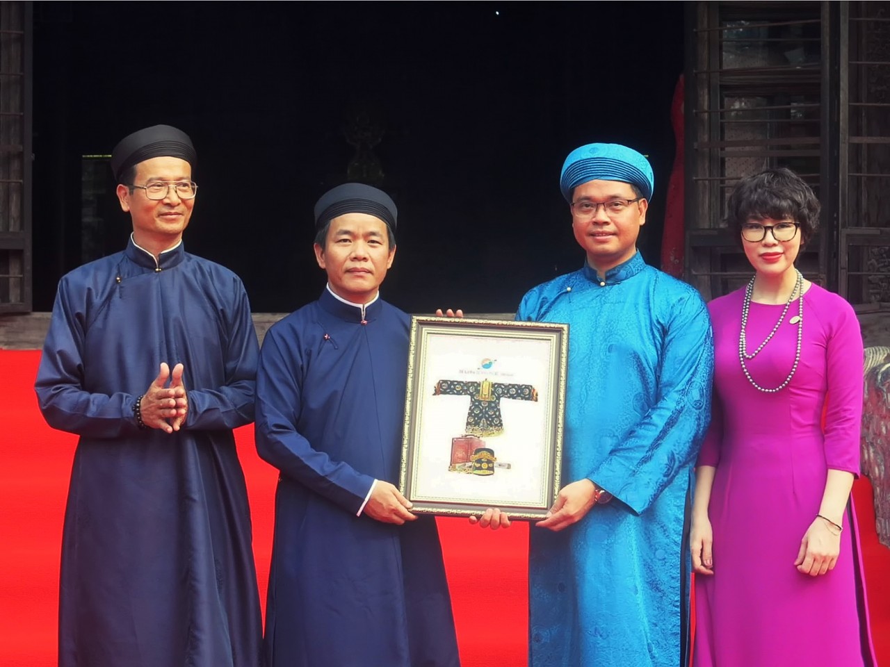 Tập đoàn Sunshine hiến tặng tỉnh Thừa Thiên Huế hai cổ vật Mũ quan đại thần và Áo Nhật bình cung tần triều Nguyễn.