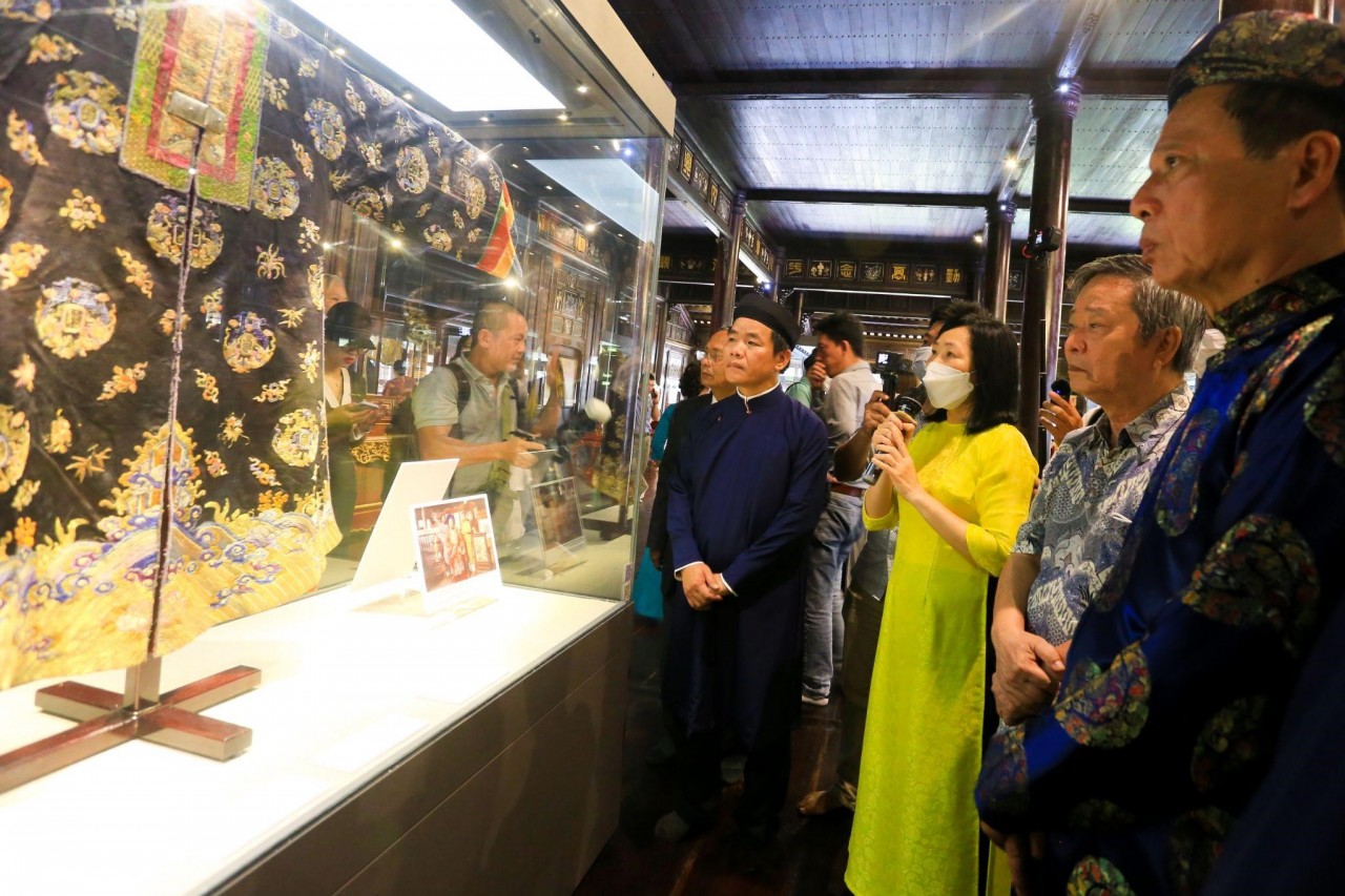 Mũ quan đại thần và áo Nhật bình cung tần triều Nguyễn được trưng bày tại Bảo tàng Cổ vật Cung đình Huế, thu hút sự quan tâm của đông đảo công chúng.