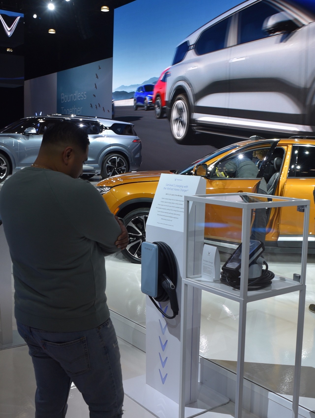 Bộ sạc VinFast cũng được trưng bày tại New York. Ngoài bộ sạc di động theo xe, người dùng sẽ có nhiều lựa chọn sạc nhanh tại hệ thống mạng lưới sạc. 