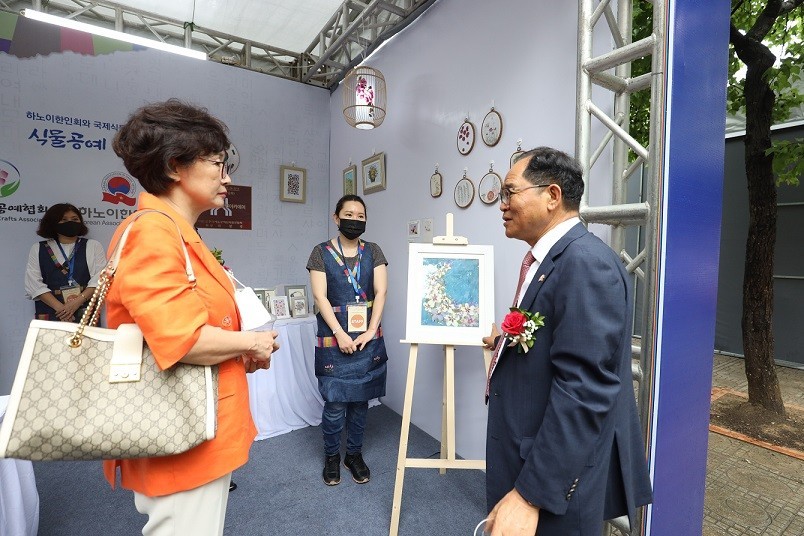 Đại sứ Hàn Quốc tại Việt Nam Park Noh Wan tham quan các gian hàng.
