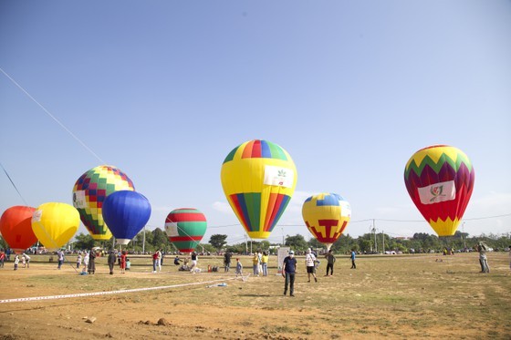 Các quả khinh khí cầu đủ màu sắc hấp dẫn du khách tại Kon Tum.