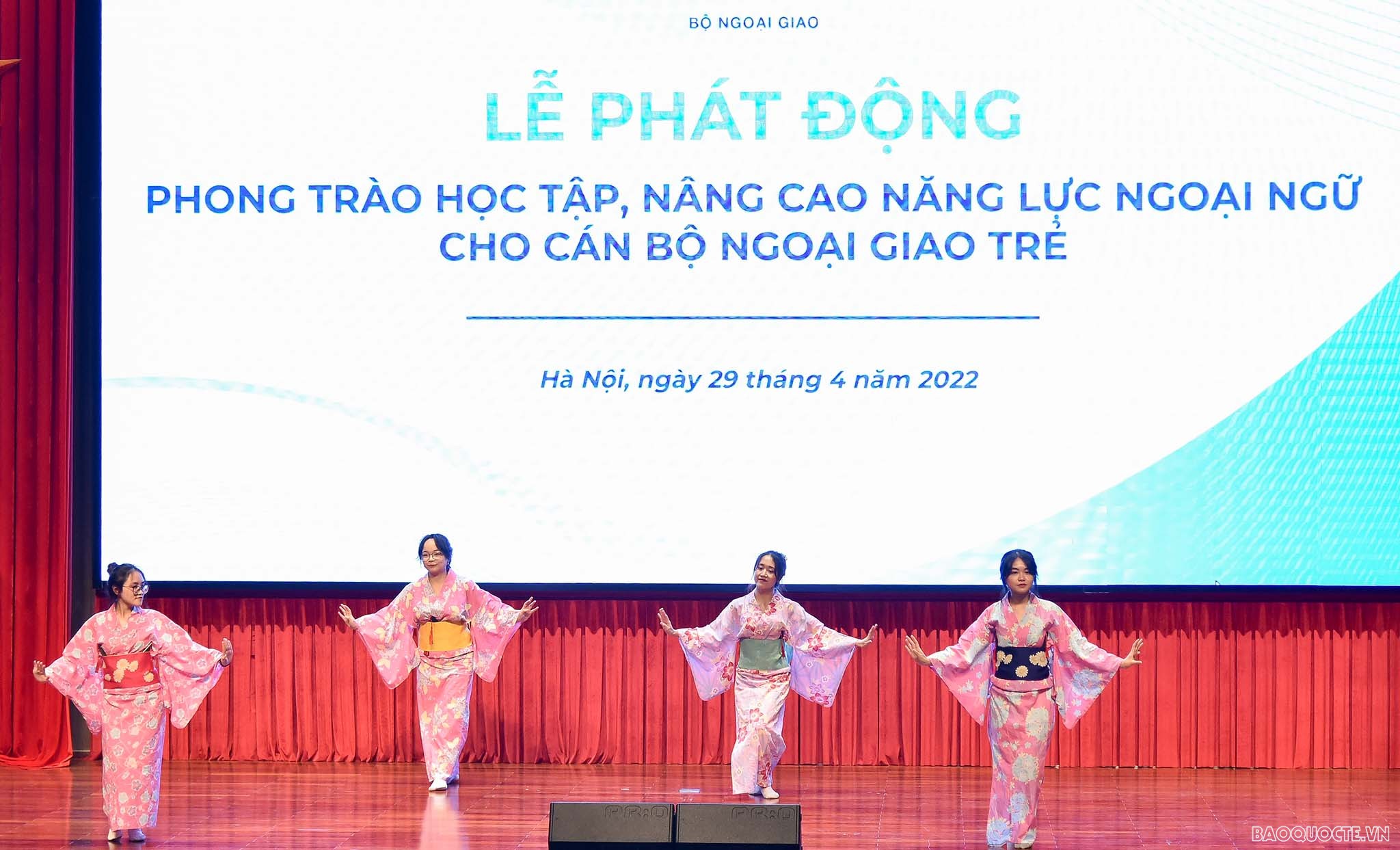 Phát động phong trào học tập, nâng cao năng lực ngoại ngữ cho cán bộ ngoại giao trẻ