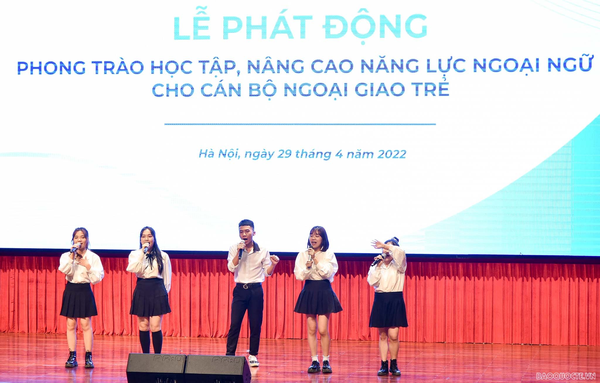 Phát động phong trào học tập, nâng cao năng lực ngoại ngữ cho cán bộ ngoại giao trẻ