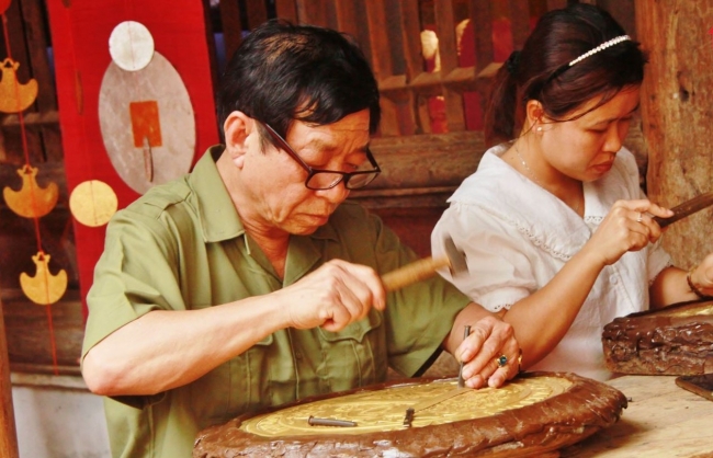 Thầy trò nghệ nhân làng nghề chạm bạc Đồng Xâm - Thái Bình khiến du khách trầm trồ