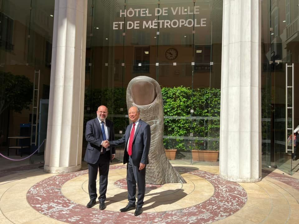 Phó Thị trưởng Nice Philippe Pradal tiếp Đại sứ Đinh Toàn Thắng tại Toà thị chính Nice.