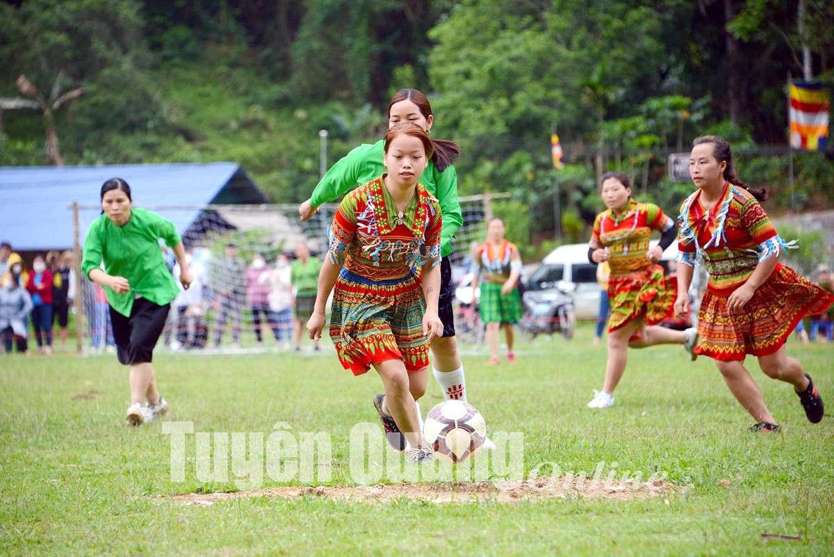 Sôi nổi Giao lưu bóng đá nữ các dân tộc thiểu số Lâm Bình lần thứ nhất