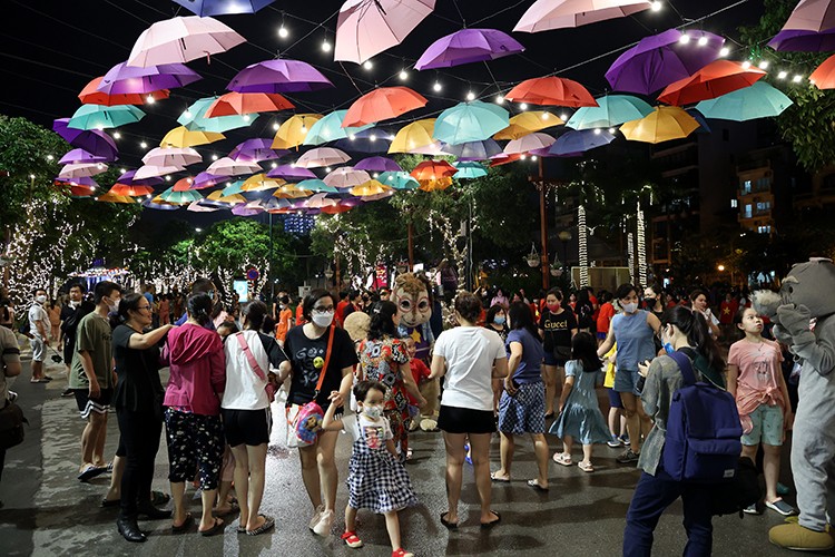 Hàng nghìn người đã đến phố đi bộ Trịnh Công Sơn trong ngày tái khởi động. (Ảnh: báo tin tức)