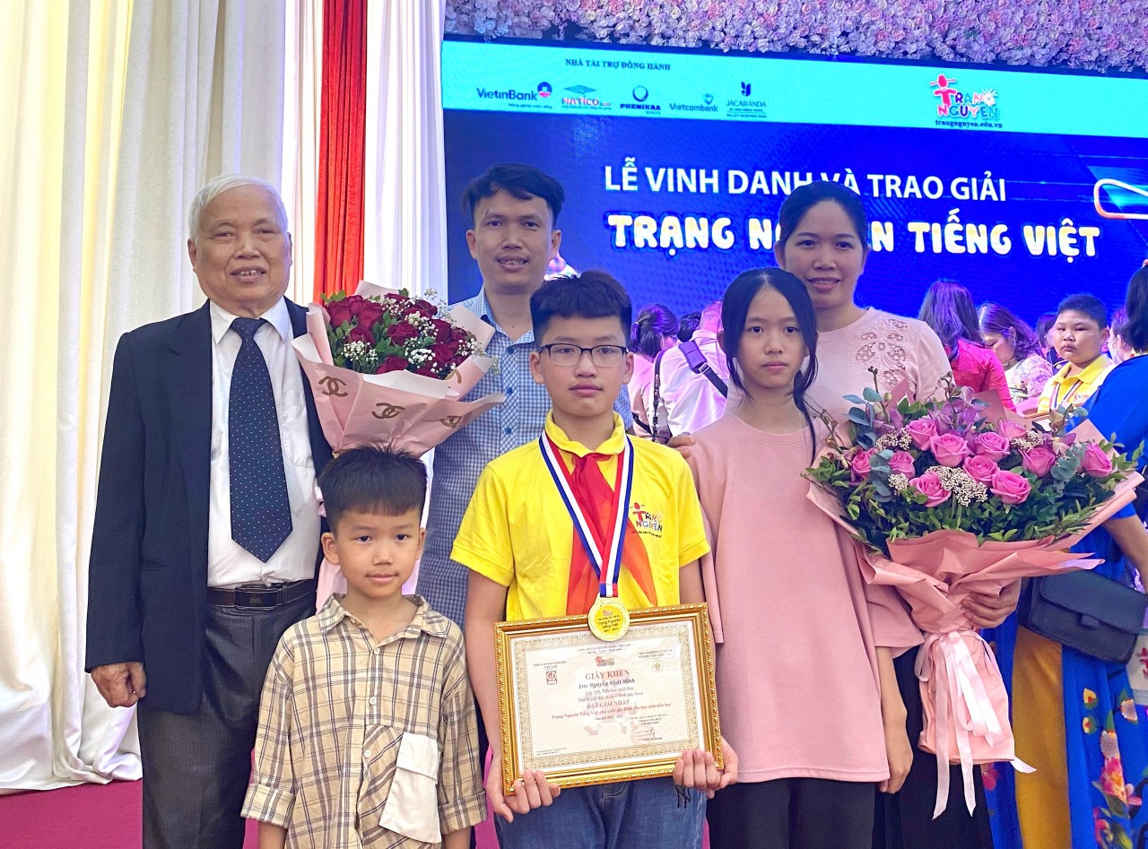 Gia đình em Nguyễn Nhật Minh (Bắc Ninh) rất vui mừng và tự hào khi em là 1 trong 52 bạn đạt giải nhất cuộc thi Trạng Nguyên. (Ảnh: Trần Hạnh)