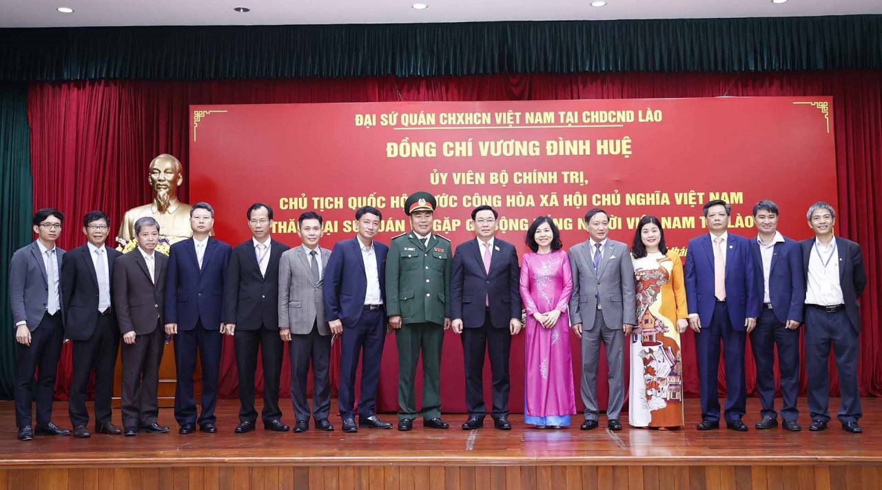 Chủ tịch Quốc hội Vương Đình Huệ gặp mặt cộng đồng người Việt Nam tại Lào