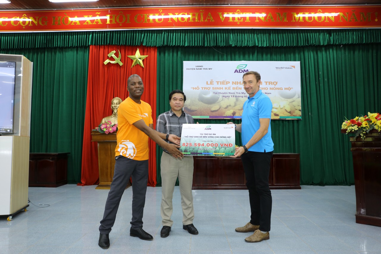 World Vision Việt Nam và ADM cam kết hỗ trợ người dân huyện Nam Trà My (tỉnh Quảng Nam) phát triển sinh kế bền vững.